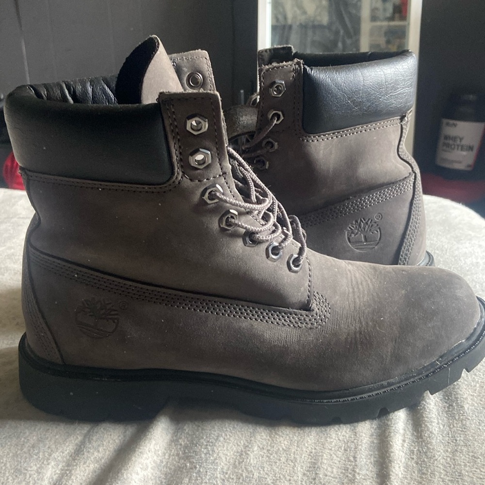 Timberland boots size 9 in men’s color grey good condition